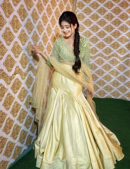 शिवांगी ने फैन के सवाल का जवाब देते हुए मजाकिया लहजे में कहा कि देखूंगी, सोचूंगी, कल परसों कहूंगी। शिवांगी के इस जवाब ने इस बात का इशारा भी किया कि वह अपनी निजी जिंदगी को डिस्कस नहीं करना चाहतीं।