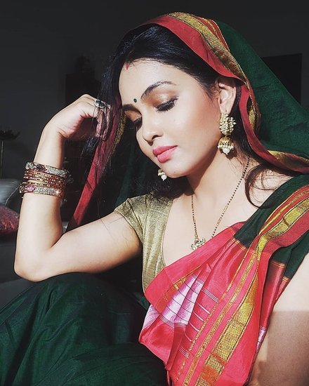 Shubhangi Atre: भाभीजी घर पर हैं (Bhabiji Ghar Par Hain) छोटे पर्दे का चर्चित सीरियल है। यह शो सालों से लोगों का मनोरंजन करता आ रहा हैष शो में अंगूरी भाभी (Angoori Bhabhi) का किरदार निभाती हैं शुभांगी अत्रे। शुभांगी को इस रोल में काफी पसंद किया जाता है। सीरियल में बेहद सिंपल और देसी लुक में नजर आने वालीं शुभांगी वेस्टर्न आउटपिट में भी कमाल लगती हैं। 