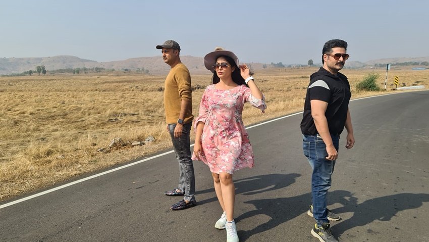 शुभांगी अत्रे के सोशल मीडिया अकाउंट पर उनकी तमाम ऐसी फोटोज हैं जिनमें वह अपने वेस्टर्न आउटफिट से फैंस को सरप्राइज करती नजर आ रही हैं।