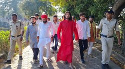 म.प्र के महंत पर मासूम से दरिंदगी का आरोप, नामी लोगों के साथ पुराने फोटो वायरल, जानें- क्या है पूरा केस