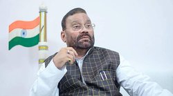 ओपी राजभर के सवाल पर भड़क गए स्वामी प्रसाद मौर्य, रिपोर्टर के माइक पर धक्का देकर हटाया