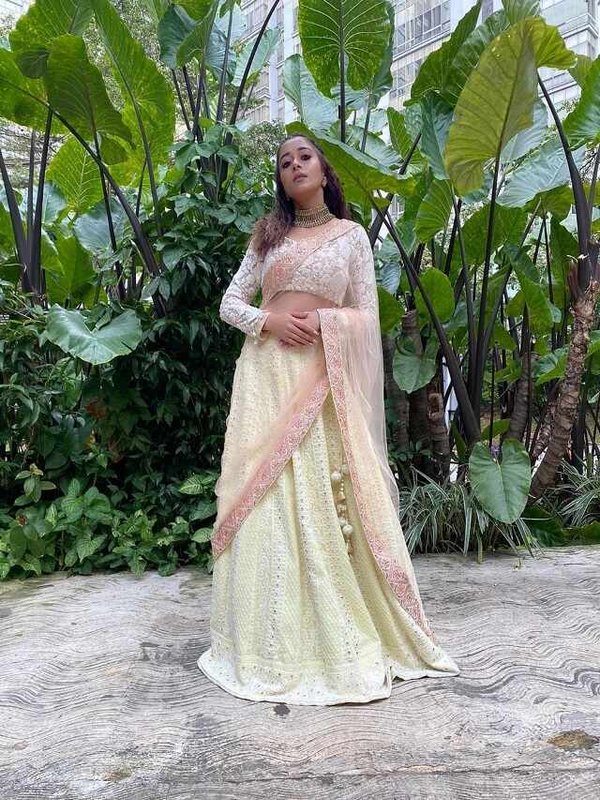 TINA DATTA IN TRADITIONAL SAREE