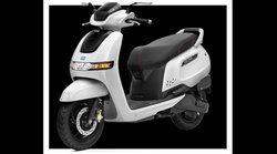 TVS iQube इलेक्ट्रिक स्कूटर खरीदने से पहले यहां जानें इसकी रेंज से लेकर फाइनेंस प्लान तक की पूरी डिटेल