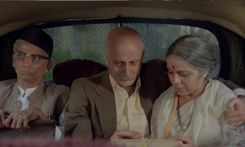 अनुपम खेर ने फिल्म सारांश में ऐसा अभिनय किया कि लोग आज तक उस किरदार के मुरीद हैं। तब अनुपम खेर महज 30 साल के थे और 60 साल के बुजुर्ग का रोल प्ले किया था।