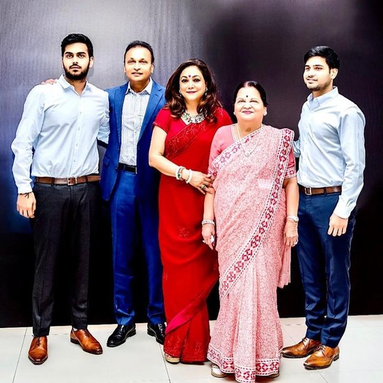 Tina Ambani MIL Kokilaben : रिलायंस (Reliance) चीफ मुकेश अंबानी (Mukesh Ambani) के छोटे भाई अनिल अंबानी (Anil Ambani) की पत्नी टीना अंबानी (Tina Ambani) सोशल मीडिया में काफी एक्टिव रहती हैं। वह आए दिन फैमिली और दोस्तों के साथ फोटोज शेयर करती हैं। नीता अंबानी (Nita Ambani) की देवरानी टीना के सोशल मीडिया अकाउंट पर तमाम तस्वीरें धीरूभाई अंबानी (Dhirubhai Ambani) की पत्नी कोकिलाबेन (Kokilaben Ambani) की भी है। टीना अपनी सास कोकिलाबेन संग बहुत अच्छी बॉन्डिंग शेयर करती हैं। देखें तस्वीरें: