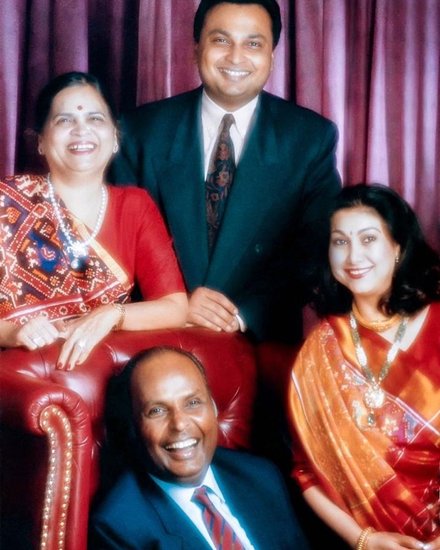 कोकिला टीना और अनिल दोनों के बेहद करीब हैं।