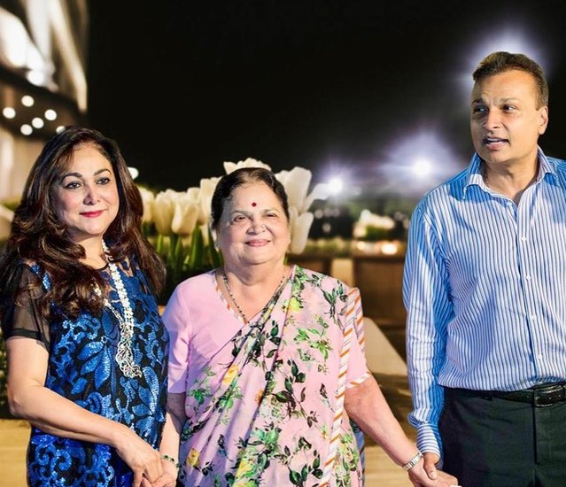 कोकिलाबेन अंबानी मुंबई में अपने छोटे बेटे अनिल अंबानी के साथ ही ज्यादातर रहती हैं।