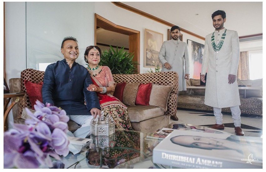 Anil Ambani Tina Ambani House Photos: टीना अंबानी रिलायंस (Reliance) चीफ मुकेश अंबानी (Mukesh Ambani) के छोटे भाई अनिल अंबानी (Anil Ambani) की पत्नी हैं। वह सोशल मीडिया में काफी एक्टिव रहती हैं। टीना आए दिन फैमिली और दोस्तों के साथ तस्वीरें शेयर करती रहती हैं। उनकी तस्वीरों में उनके घर के अंदर का नजारा भी देखने को मिलता है। देखिए तस्वीरें: 