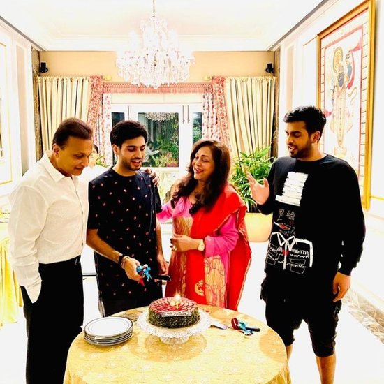कमरे में खूबसूरत पेंटिंग्स और आलीशान सोफे लगे हैं।