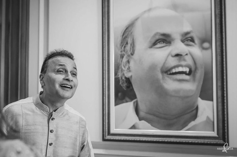 घर के अंदर ही अनिल अंबानी के पिता धीरूभाई अंबानी की तस्वीरें भी लगी हैं।