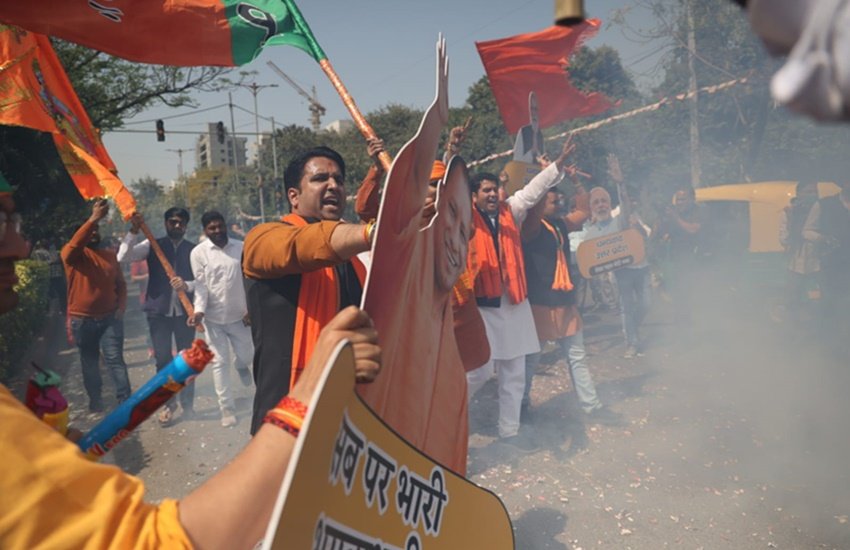UP Election Final Results: यूपी में बीजेपी की जीत के बाद पार्टी के समर्थकों में भारी उत्साह देखने को मिल रहा है। दिल्ली से लखनऊ तक कार्यकर्ता और सपोर्टर बीजेपी की जीत का जश्न मना रहे हैं। देखें तस्वीरें: 