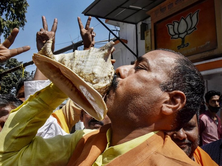 यूपी में बीजेपी की जीत पर पटना में शंख बजाकर जश्न मनाते कार्यकर्ता।