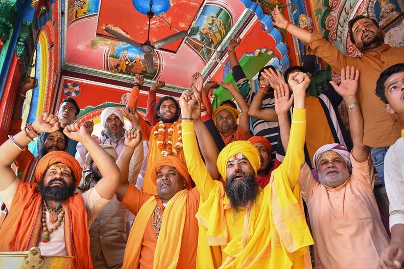 यूपी में बीजेपी की जीत पर अयोध्या में अपनी खुशी का इजहार करते साधु संत।