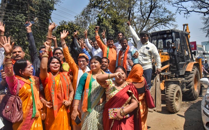योगी आदित्यनाथ के गोरखपुर में बुलडोजर पर सवार होकर जीत की खुशी का इजहार करते भाजपाई।
