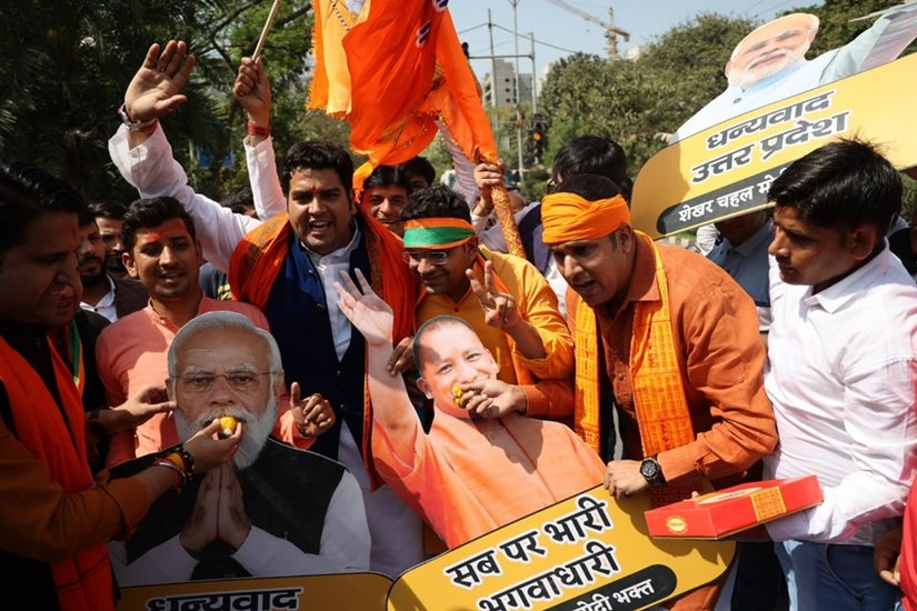 दिल्ली में बीजेपी मुख्यालय पर भी यूपी की जीत का जश्न मना।