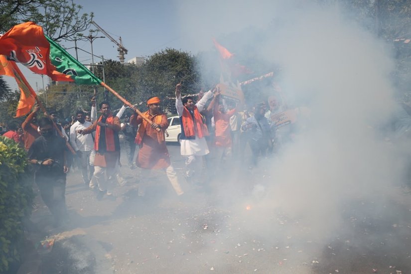 जमकर आतिशबाजी भी हुई और रंग गुलाल भी उड़े।