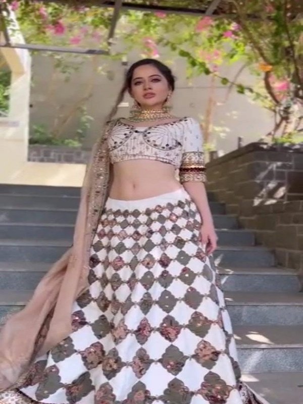 URFI JAVED - TRADITIONAL AVATAR VIRAL