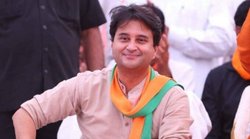 ज्योतिरादित्य सिंधिया ने महिला सफाईकर्मी के छुए पैर, गले से लगाया, दीप प्रज्‍ज्‍वलन कराने से लेकर मंच पर बिठाने तक हर तरह से दिया सम्मान