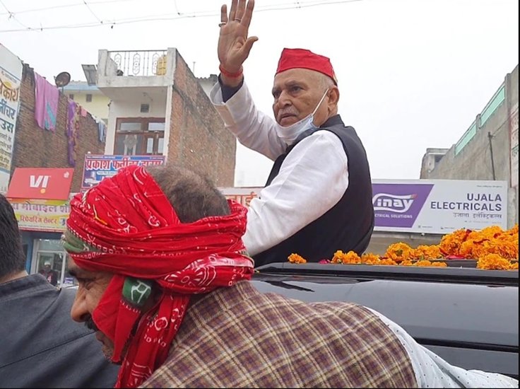 जलालपुर से समाजवादी पार्टी के एमएलए राकेश पांडेय ने भी आठवीं तक ही पढ़ाई की है।