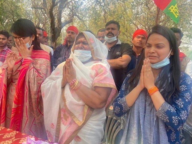 सपा की महाराजी प्रजापति पहली बार विधानसभा चुनाव लड़ीं और बीजेपी के कद्दावर नेता संजय सिंह को पटखनी दे डाली। संजय सिंह अमेठी राजपरिवार के राजा है। अमेठी से ही उन्हें हार का मुंह देखना पड़ा।