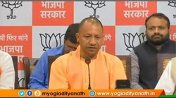 योगी आदित्यनाथ की पीसी में कुर्सी पर नहीं दिखा भगवा तौलिया तो लोग करने लगे ऐसे सवाल