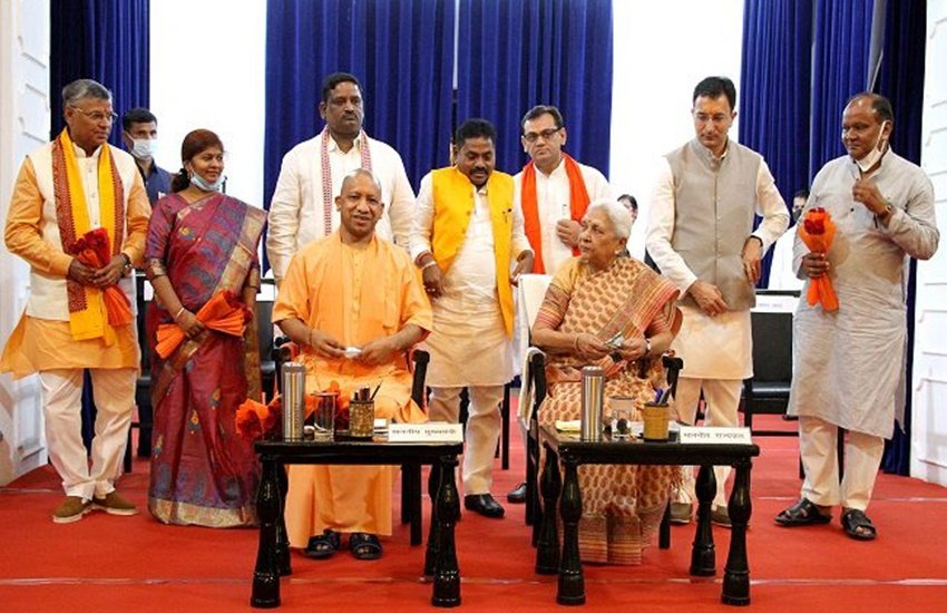 UP Ministers Education: योगी आदित्यनाथ (Yogi Adityanath) सरकार में मंत्रियों के विभाग का बंटवारा हो गया है। इनमें से कई मंत्री बहुत ज्यादा पढ़े लिखे हैं तो वहीं कुछ नाम ऐसे भी हैं जिन्होंने मामूली शिक्षा ग्रहण की है। इनमें से कुछ मंत्री ऐसे हैं जिन्होंने हाई स्कूल के आगे की पढ़ाई नहीं की। आइए जानते हैं उनके नाम: 