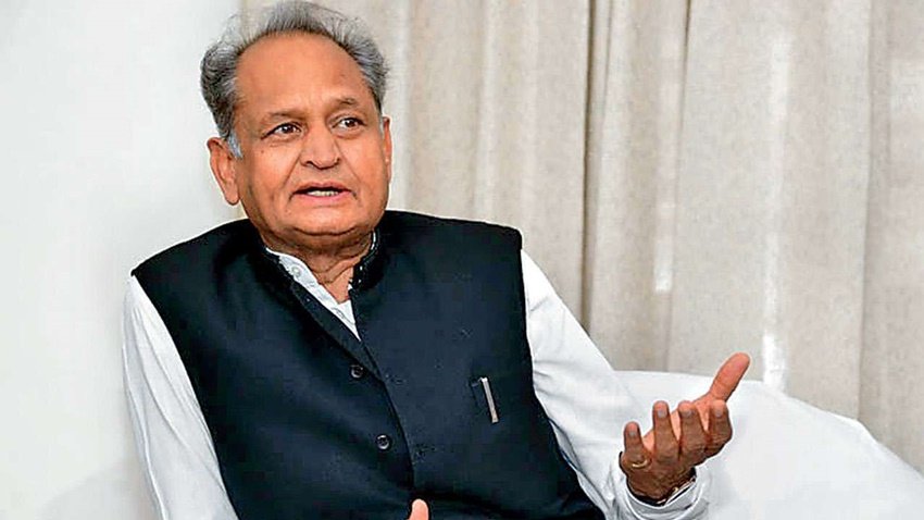 राजस्थान के मुखिया अशोक गहलौत 34वें स्थान पर हैं।