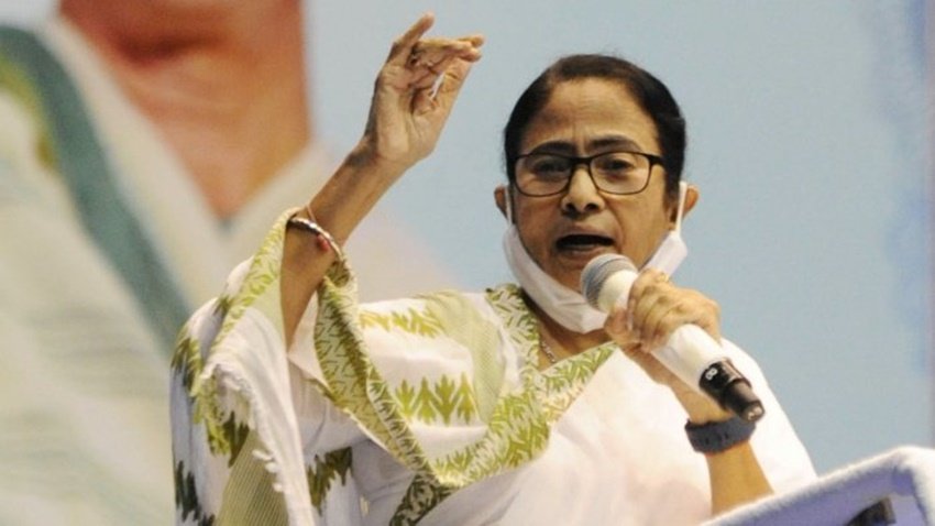 पश्चिम बंगाल की मुख्यमंत्री ममता बनर्जी 11वें पायदान पर हैं।