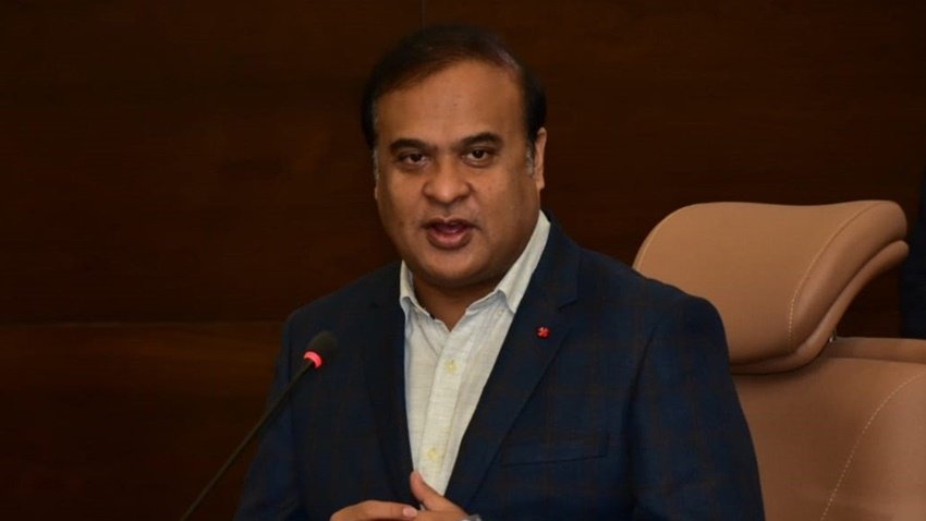 असम के मुख्यमंत्री हिमंता बिस्वा सरमा 32वें पायदान पर हैं।