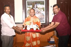 योगी आदित्यनाथ को व्यापारियों ने चांदी का ‘बुलडोजर’ किया भेंट, लोग बोले – पार्टी का सिंबल बुलडोजर ही क्यों नहीं कर लेते बाबा जी