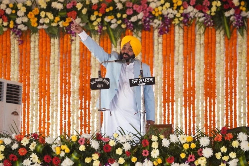 Bhagwant Mann Family: भगवंत मान पंजाब के नए मुख्यमंत्री बन गए हैं। पहली बार आम आदमी पार्टी (AAP) ने पंजाब में सरकार बनाई है। आप ने भगवंत मान के चेहरे पर ही विधानसभा का चुनाव लड़ा और प्रचंड जीत हासिल की। 16 मार्च को भगवंत मान ने जब सीएम पद की शपथ ली तब उनके दोनों बच्चे भी खुशी में शरीक हुए।