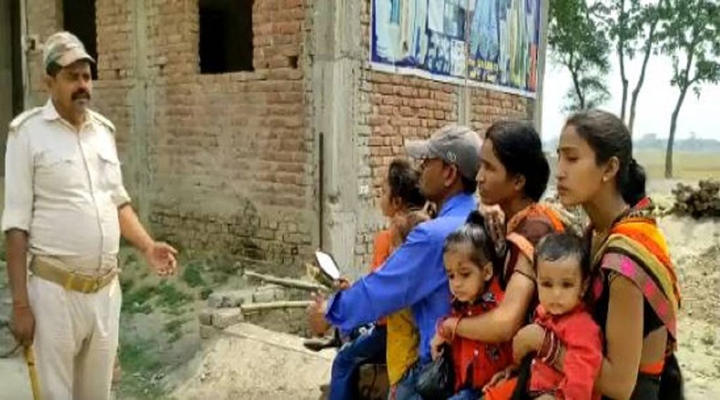 बाइक पर बैठे लोगों का वीडियो हो रहा वायरल (फोटो- वीडियो स्क्रीनशॉट @amitabhojha)