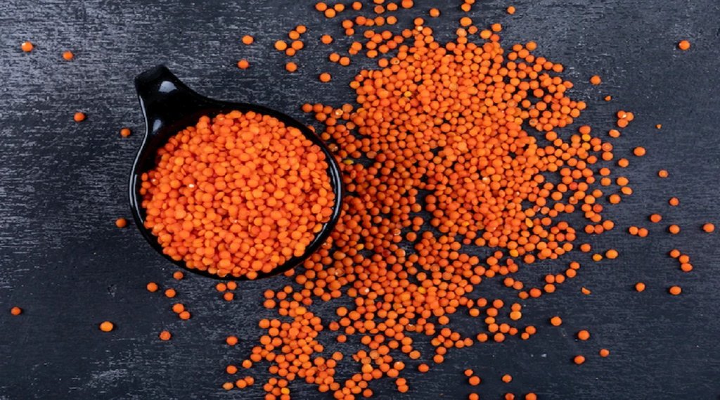 मसूर की दाल vitamin B से भरपूर होती है जो ब्लड सेल्स को बढ़ावा देती है। photo-freepik