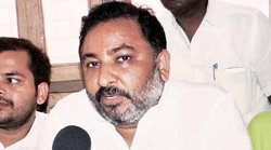 नतीजे आने से पहले ही दयाशंकर सिंह को कैबिनेट मंत्री की शुभकामनाएं देते दिखे थानेदार, वायरल वीडियो पर लोगों ने दी ऐसी प्रतिक्रिया