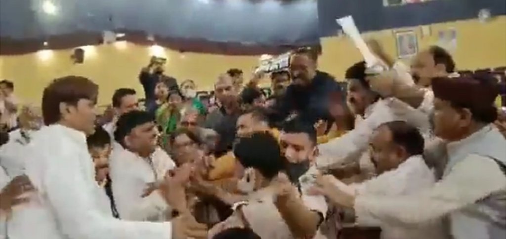 दिल्ली में नगर निगम सदन की बैठक में हंगमा, आम आदमी पार्टी और भाजपा पार्षदों के बीच मारपीट। (फोटो- ट्विटर वीडियो) दिल्ली में नगर निगम सदन की बैठक में हंगमा, आम आदमी पार्टी और भाजपा पार्षदों के बीच मारपीट। (फोटो- ट्विटर वीडियो)