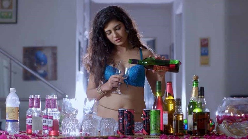 डांस बार (Dance Bar) नाम की इस वेब सीरीज में क्राइम और सस्पेंस का जबरदस्त तड़का है।