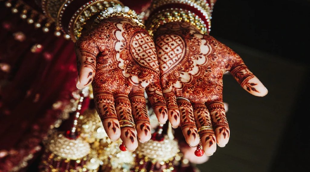 फुल डिजाइन में पूरा हाथ फूल बूटों और पत्तों से सजा रहता है और खूबसूरत दिखता है। photo-freepik