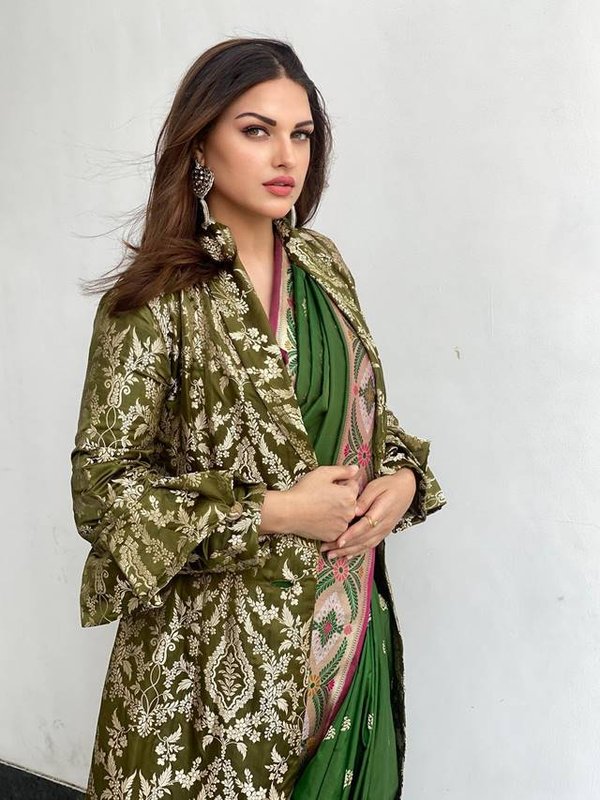 himanshi stunning look