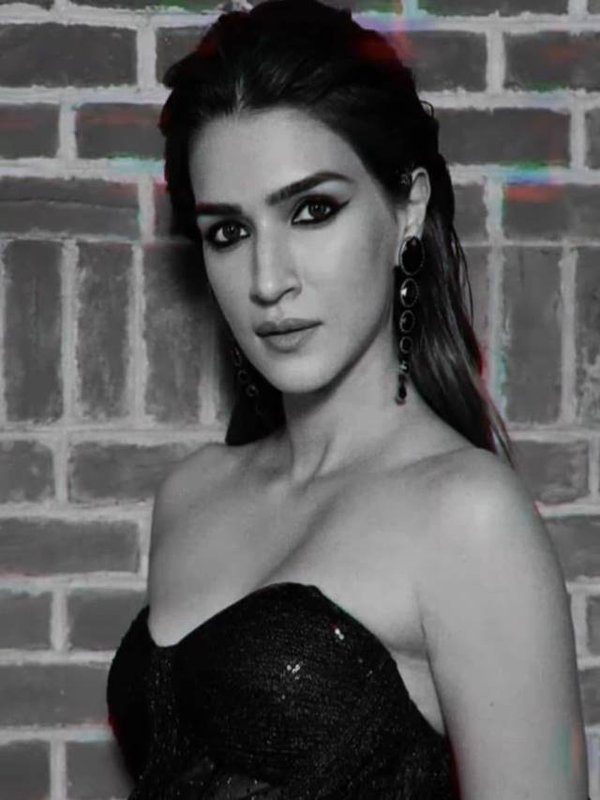kriti sanon in black dress