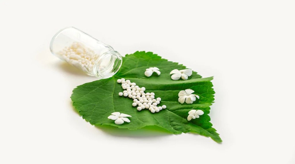 यूरिक एसिड बढ़ने पर अगर आपके पैर के अंगूठे में दर्द बढ़ गया है तो colchicum 30 दवा का सेवन करने से दर्द से राहत मिलेगी। photo-freepik