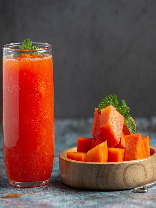 papaya juice serve with fresh papaya chopped