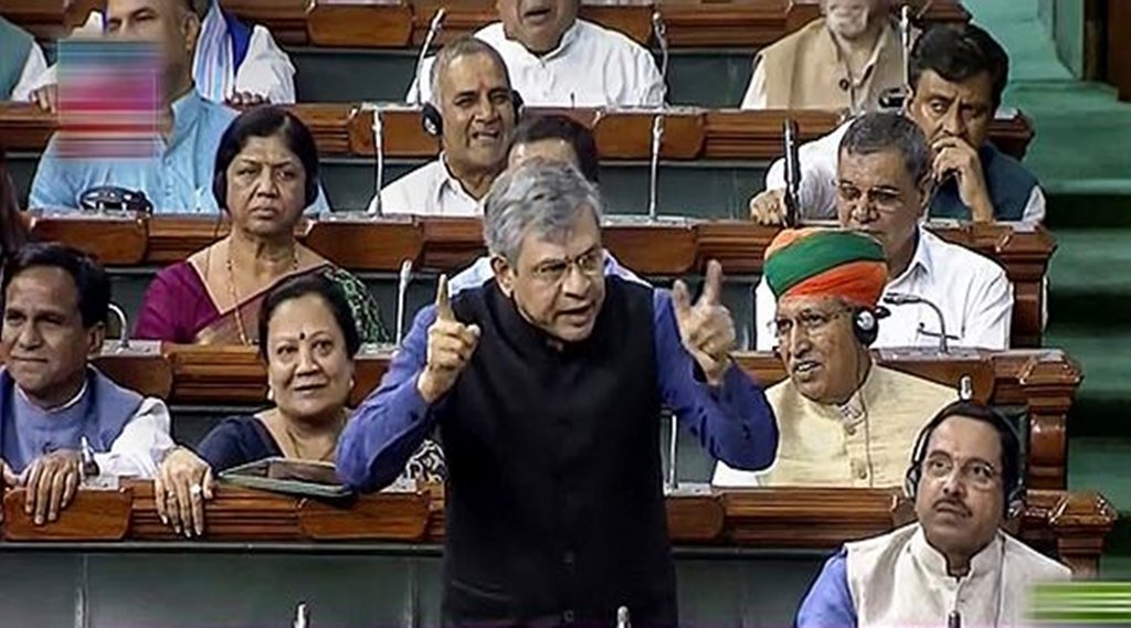 संसद में बोलते रेलमंत्री अश्विनी वैष्णव। (Photo PTI)