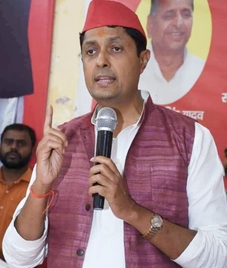 सपा के उज्जवल रमण सिंह बरांव रियासत के वारिश हैं। वह प्रयागराज जिले की करछना सीट पर बीजेपी के पीयूष रंजन निषाद से चुनाव हार गए।