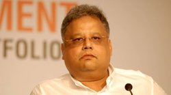 गिरते बाजार में तेजी दिखा रहा है Rakesh Jhunjhunwala के पोर्टफोलियो का यह स्टॉक, जानिए नाम