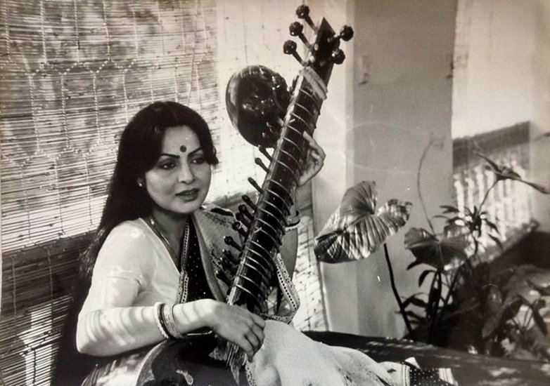 दरअसल 1989 में राखी से एक मैगजीन ने इंटरव्यू में पूछा गया कि आप रेखा से कुछ ही साल बड़ी हैं। फिर भी वह हीरोइन वाले किरदार निभा रही हैं, जबकि आपने एक परिपक्व स्लॉट का विकल्प चुना है। क्यों?