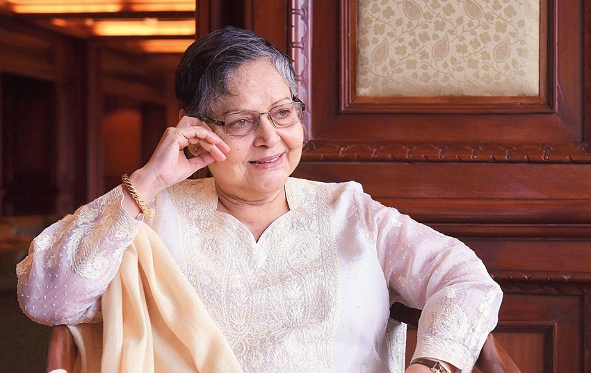राखी यहीं नहीं रुकीं - अपनी सभी फिल्मों में, रेखा अपनी नकली पलकों और ढेर सारे गहनों के साथ, रेखा बनना कभी नहीं छोड़ती। वह चलती फिरती ज्वेलरी शॉप है। मुझे नहीं पता कि उसके वार्डरोब के लिए निर्माता कितना भारी बिल चुकाते हैं। और जब कोई घमंड से कहता है कि मैं सबसे अच्छा हूं तो इसका मतलब है कि उसमें आत्मविश्वास की कमी है। 