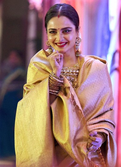 Rekha: रेखा बॉलीवुड की सबसे चर्चित अभिनेत्रियों में से एक हैं। रेखा ना सिर्फ अपनी अदाकारी बल्कि अपने फैशन सेंस को लेकर भी चर्चा में रही हैं। रेखा ज्यादातर खूबसूरत कांजीवरम साड़ियों में दिखती हैं। हालांकि रेखा पर वेस्टर्न आउटफिट भी खूब जचते हैं। आइए देखते हैं जींस में सदाबहार अभिनेत्री रेखा की तस्वीरें: