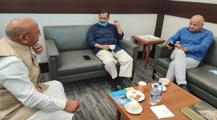saryu rai meets kejriwal
