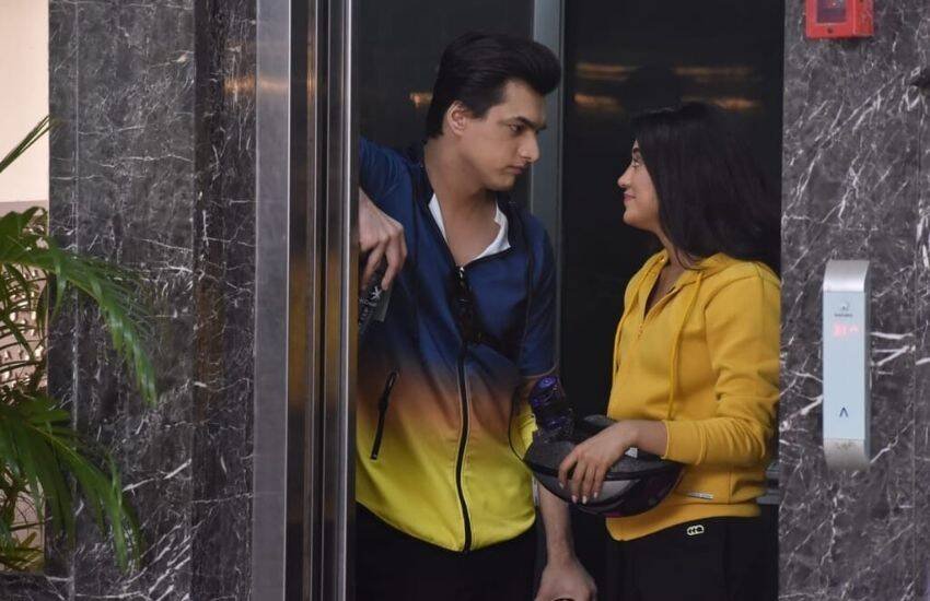 मोहसिन खान और शिवांगी जोशी के बारे में कहा जाता है कि दोनों एक दूसरे संग रिलेशनशिप में हैं। हालांकि दोनों ने खुद कभी इस बात को नहीं कबूला है।