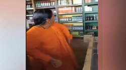 मप्रः एक्शन में उमा भारती, शराब का विरोध करने के लिए ठेके में पत्थर फेंककर की तोड़फोड़, यूजर्स बोले- ड्रामा जारी है